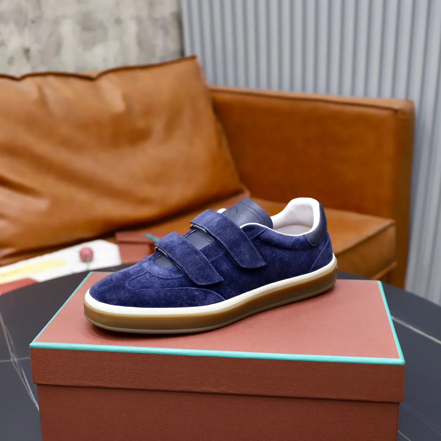 Ex-factory price: 560💰Loro Riana men’s moral training sneakers! Made from high-quality materials and designed in a low-cut silhouette, it offers an elegant and stylish look that's suitable for year-round wear. The unique double-layer sole aesthetic design, caramel cup-shaped outsole is decorated with off-white rubber trim, creating an attractive color combination. Pair with tailored pieces or jeans for a sophisticated yet casual look. The heel is decorated with soft cow leather tongue with Kummel color inserts and cotton laces with embossed LP logo. Upper: cow split suede stitching knitted fabric. Lining: original thickened soft sheepskin. Size: 38-39-40-41-42-43-44 (customized in 45.46)